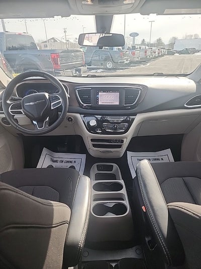 2022 Chrysler Voyager LX