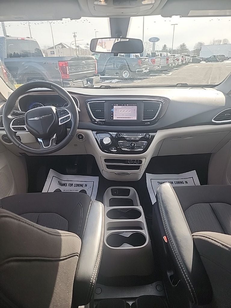 2022 Chrysler Voyager LX