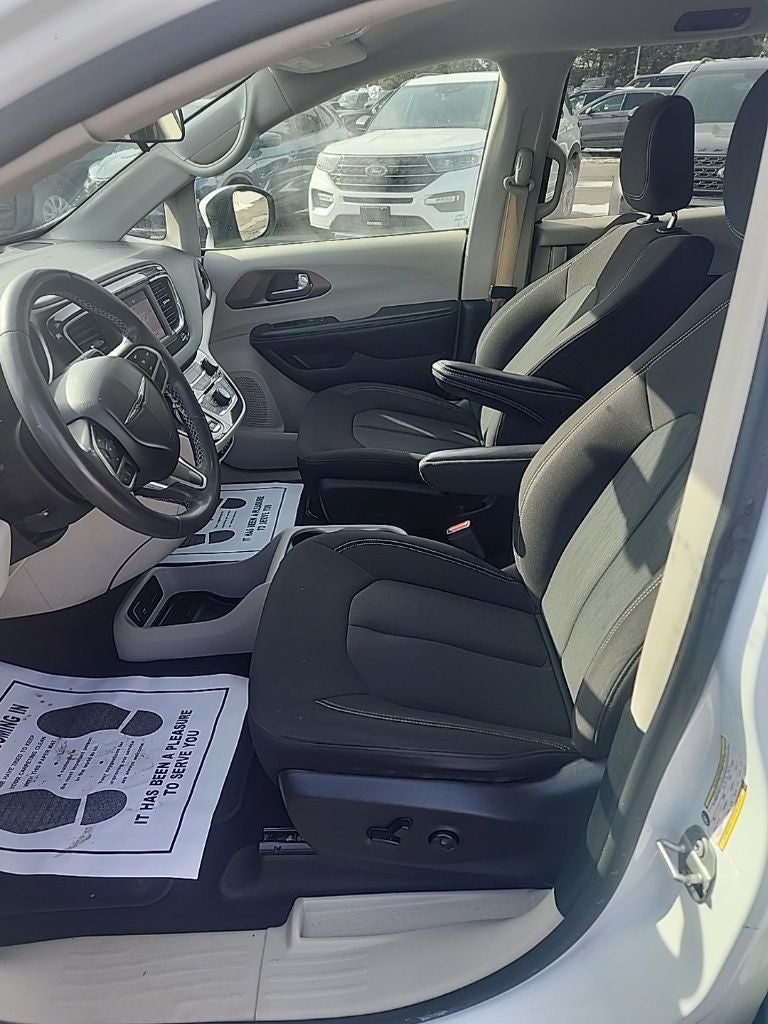 2022 Chrysler Voyager LX