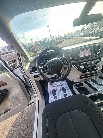 2022 Chrysler Voyager LX