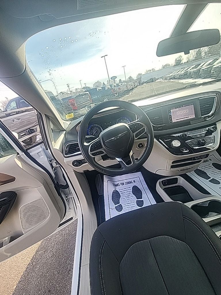 2022 Chrysler Voyager LX