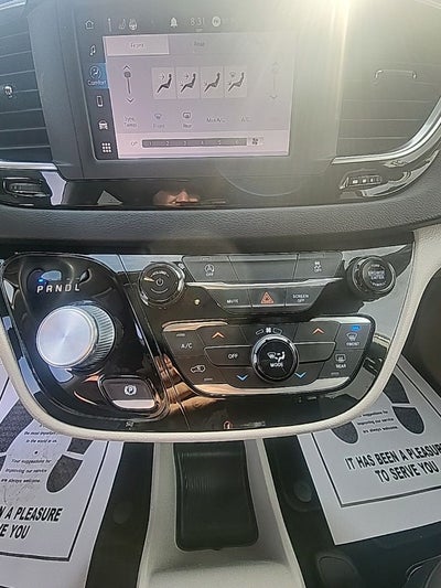 2022 Chrysler Voyager LX