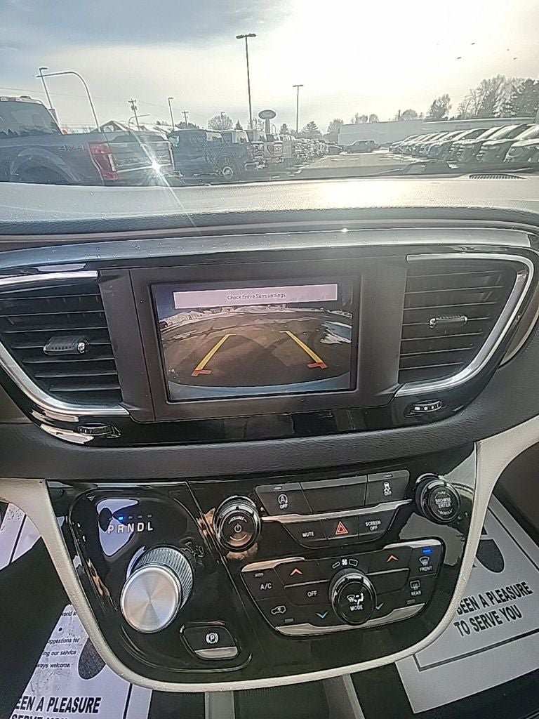 2022 Chrysler Voyager LX