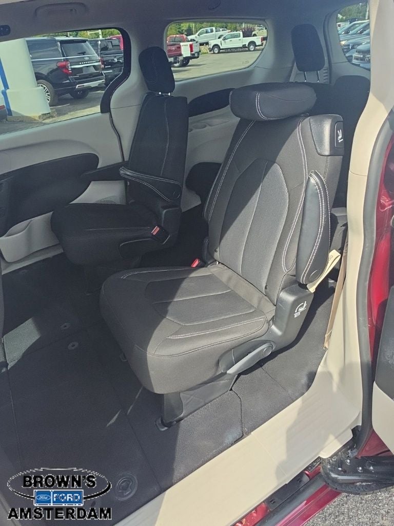 2022 Chrysler Voyager LX