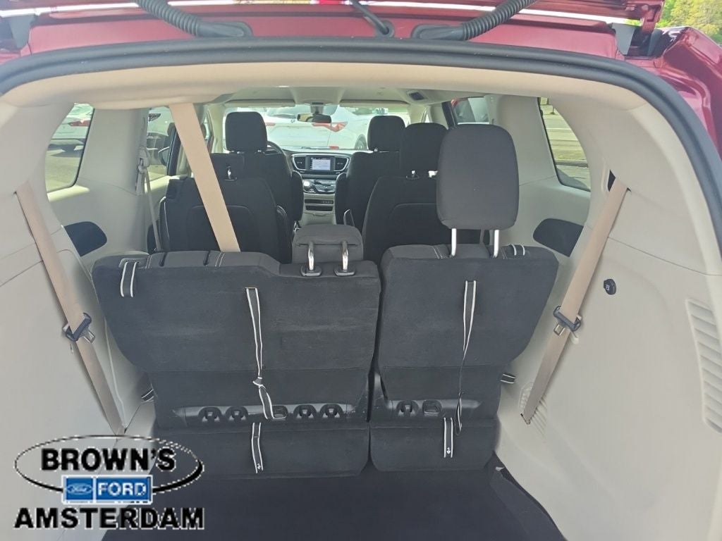 2022 Chrysler Voyager LX